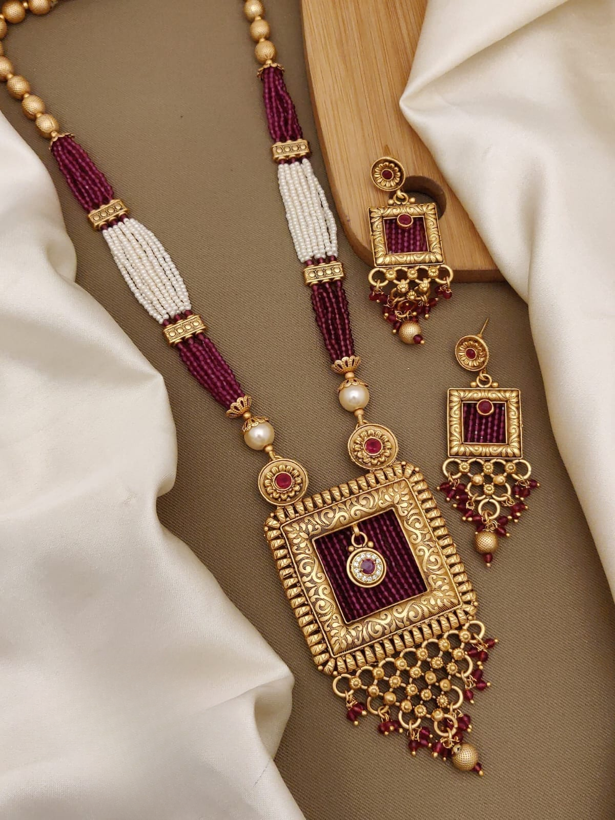 enchanting radiance unveiled: discover the high gold antique pendal set