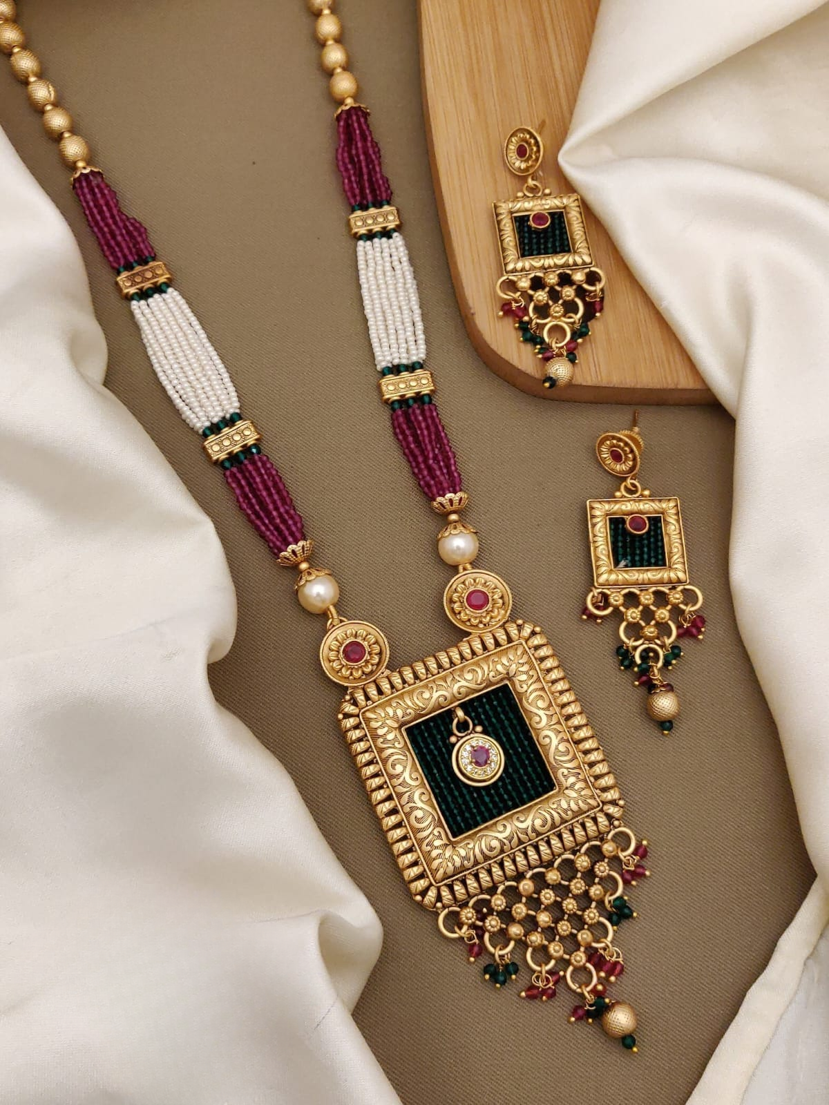 enchanting radiance unveiled: discover the high gold antique pendal set