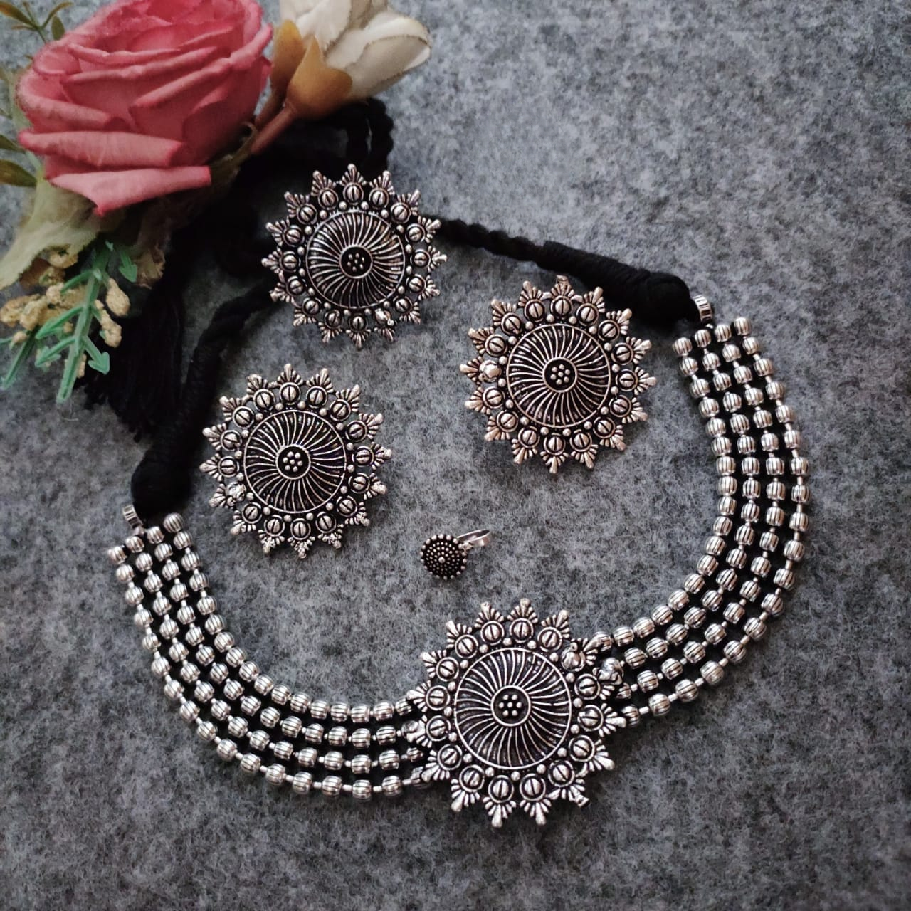 antique elegance: premium oxidized choker set