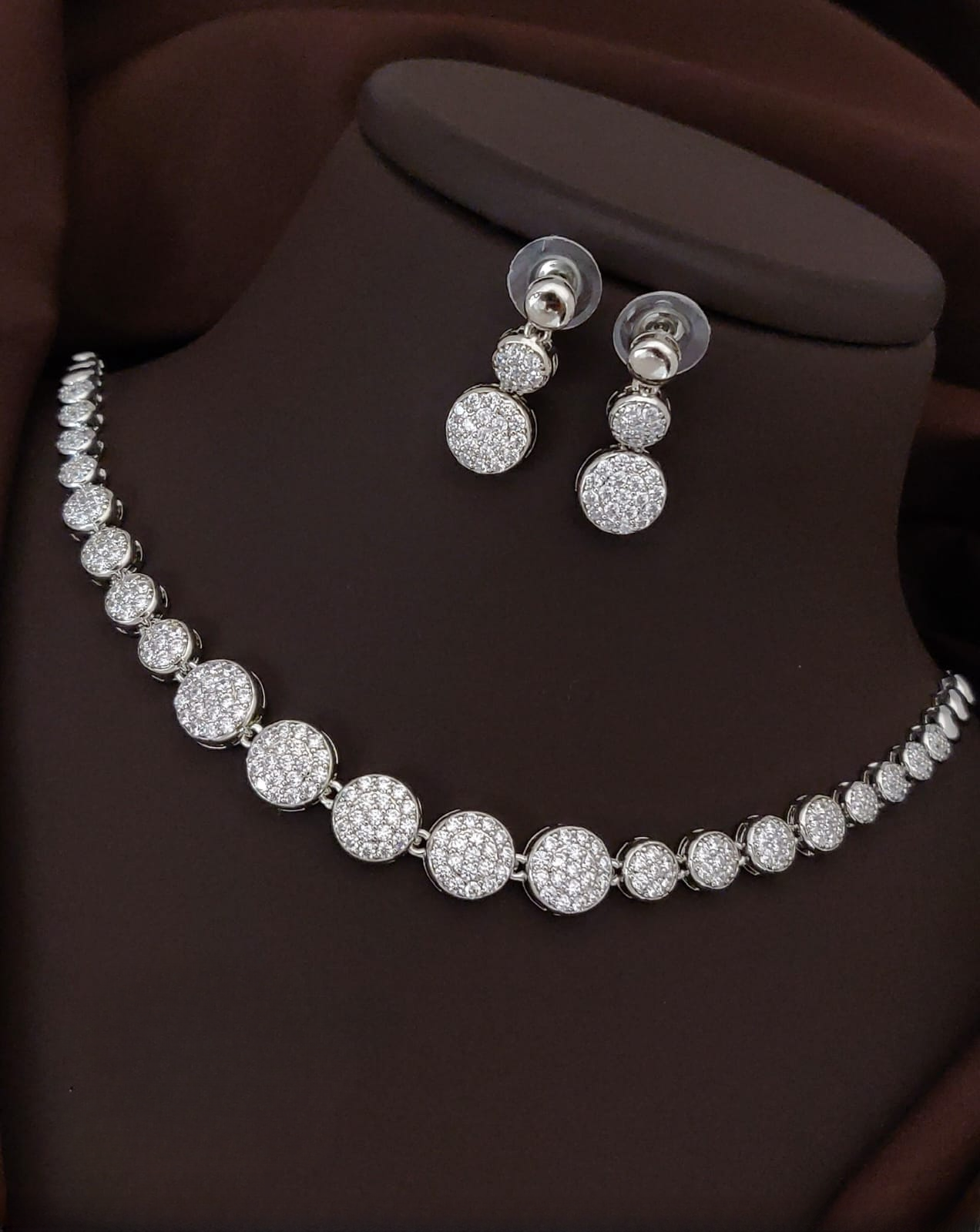 sparkling silver necklace: timeless elegance with american diamonds