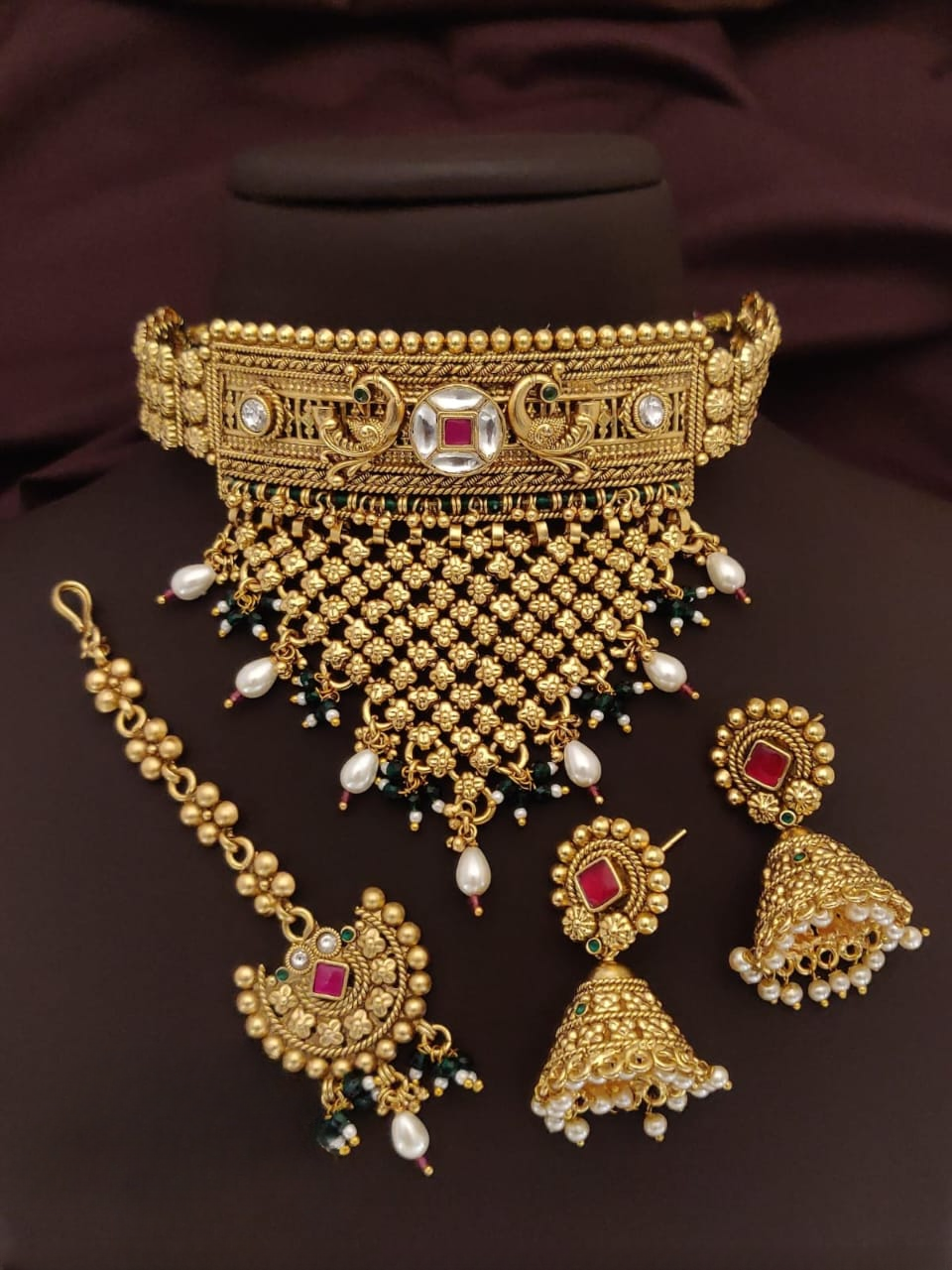 antique splendor: luxurious choker necklace set in high gold finish