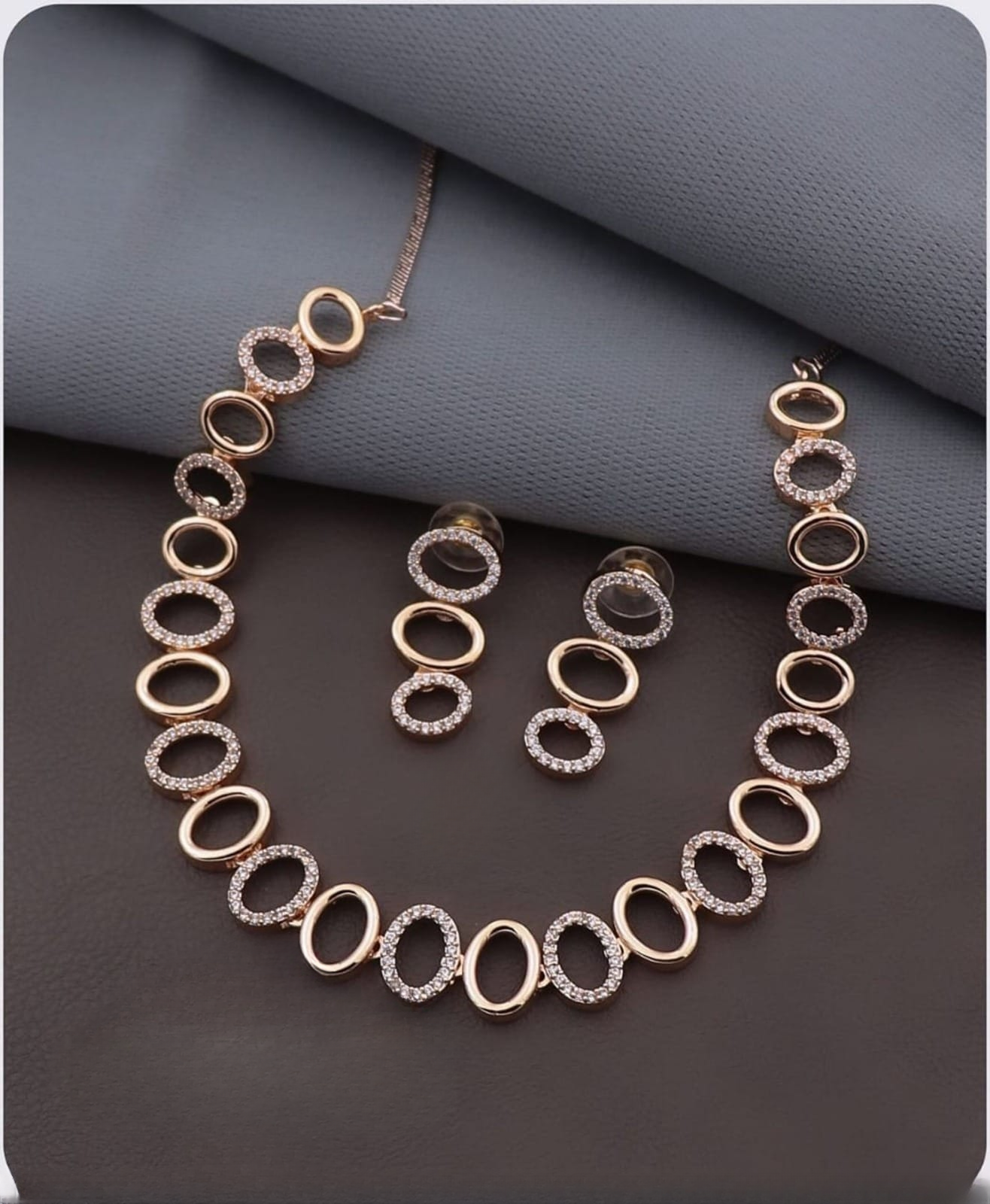 oval elegance! american diamonds necklace